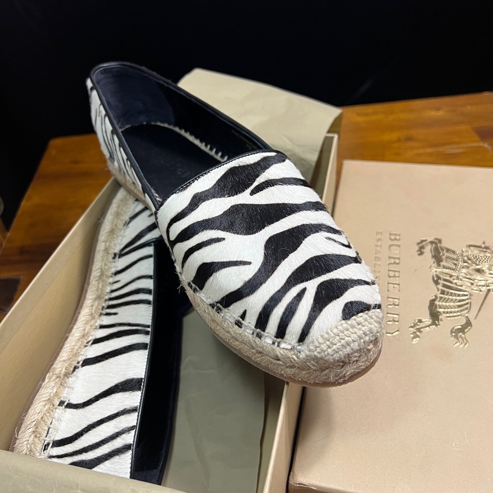 Womens Burberry shoes - Picture 4 of 5